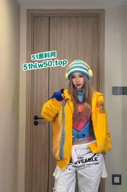 抖音2000W粉丝大咖网红【刀小刀】欠钱不还,还怂恿粉丝到别人店里拉屎,警察从公寓带走画面曝光!-6