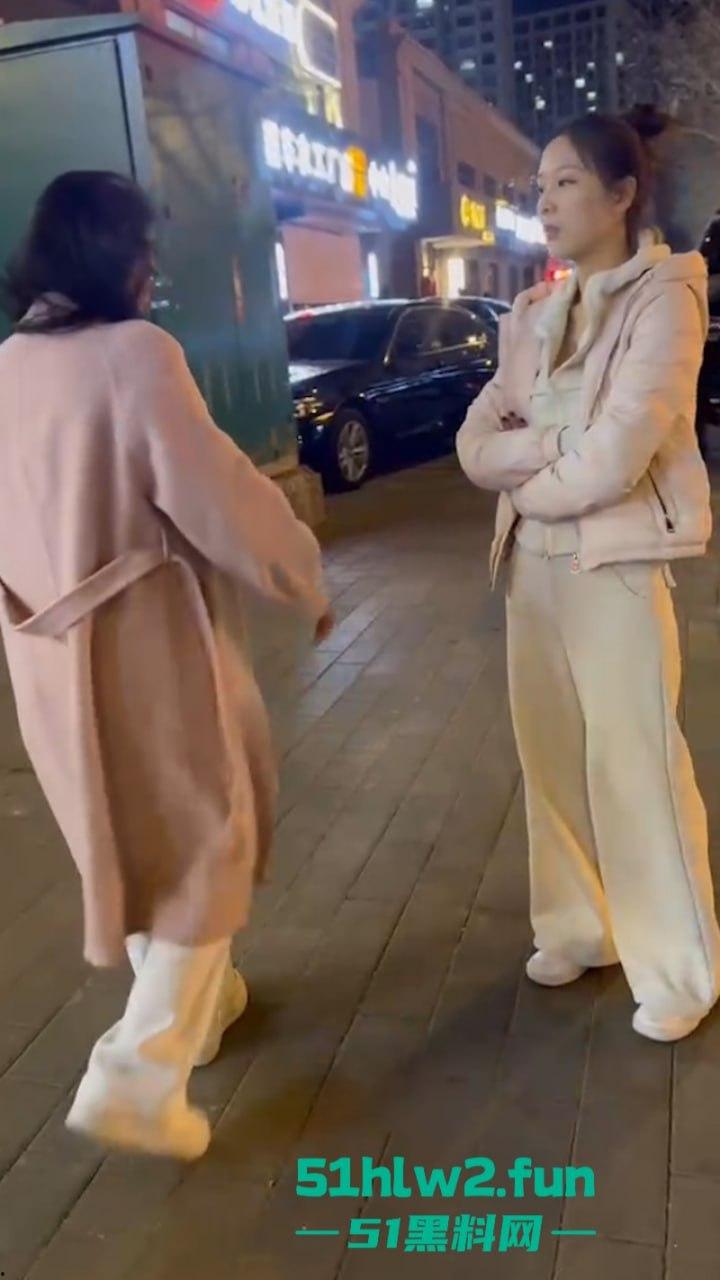 河南嘴硬小三频繁发微信勾引有妇之夫诉说骚逼的孤苦,原配怼拍暴打后发抖音曝光。-3