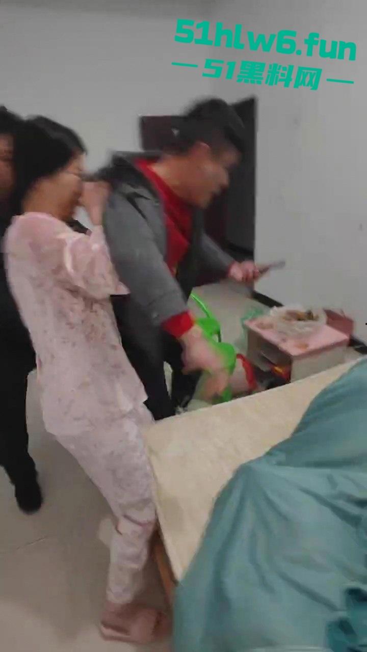 抓奸现场,妻子在外地打工出轨他人,丈夫携兄弟们上门捉奸,情夫竟然藏在床底下?-1