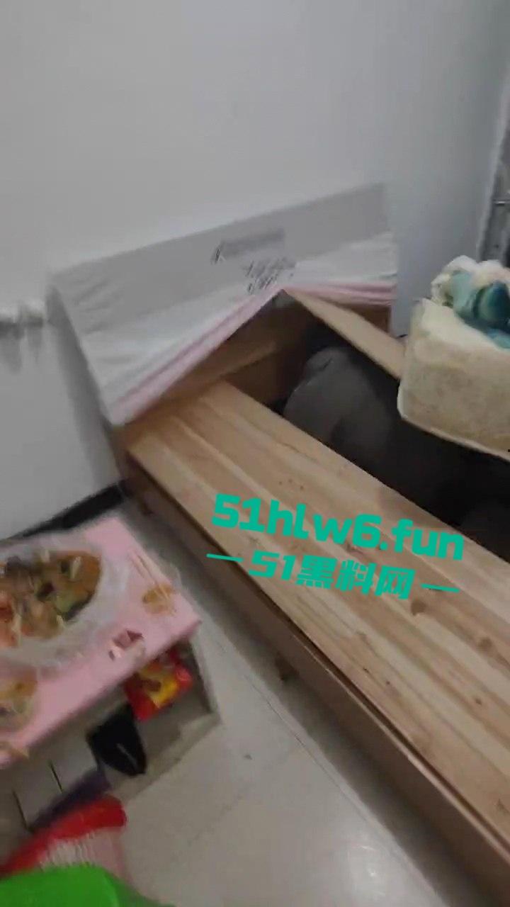 抓奸现场,妻子在外地打工出轨他人,丈夫携兄弟们上门捉奸,情夫竟然藏在床底下?-5