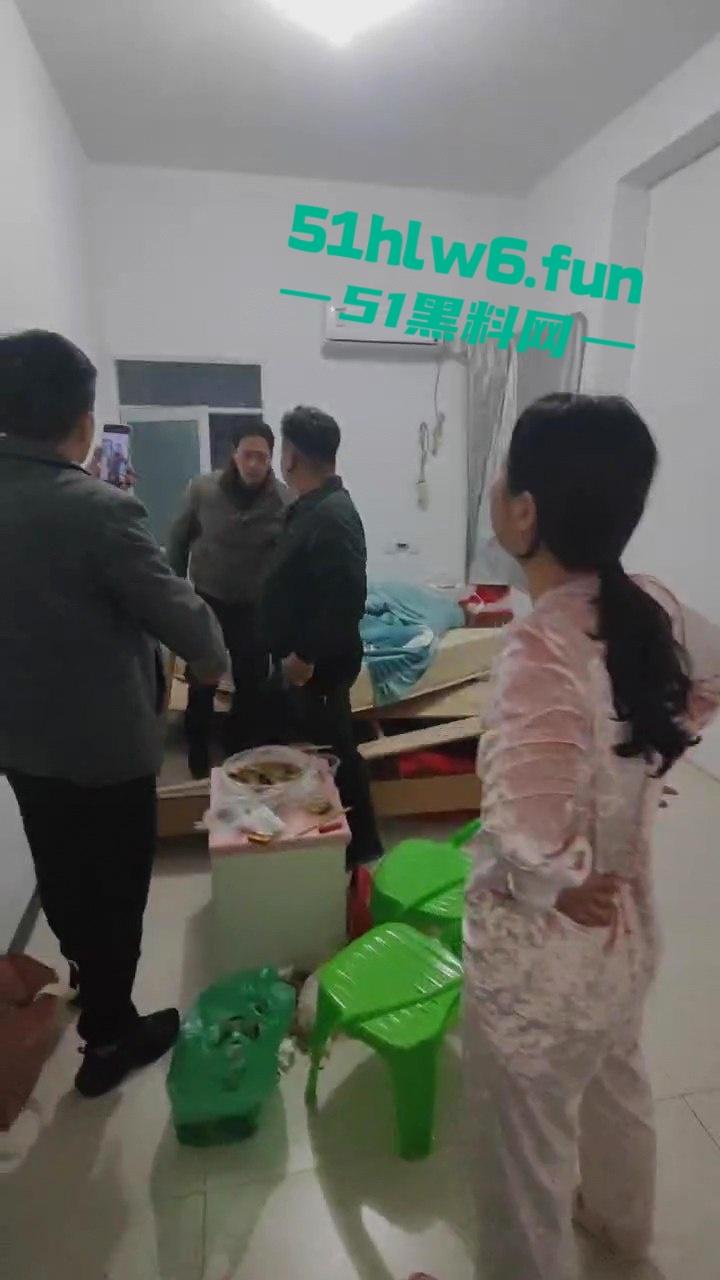 抓奸现场,妻子在外地打工出轨他人,丈夫携兄弟们上门捉奸,情夫竟然藏在床底下?-8