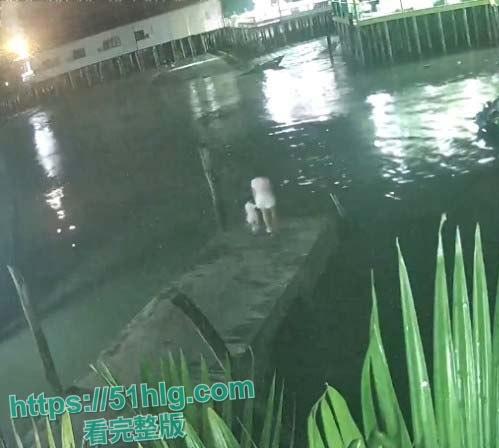 国外大瓜!【马来西亚吉胆岛】 一宝妈因争夺抚养权问题 深夜携3岁女儿跳海轻生 监控记录全程 结局令人惋惜-1