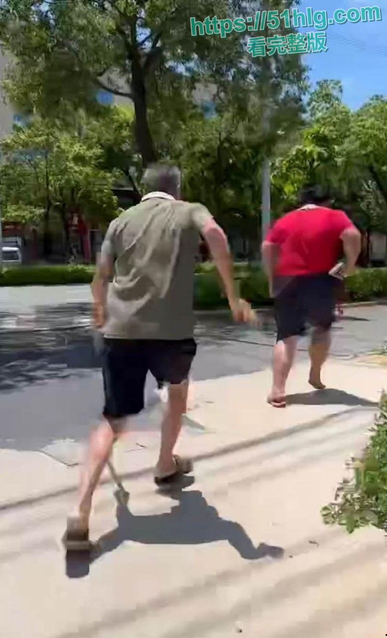 七旬老太路边险遭肥宅男强奸 行凶时被路人发现当场制服 变态行径引发公愤 现场视频独家曝光-2