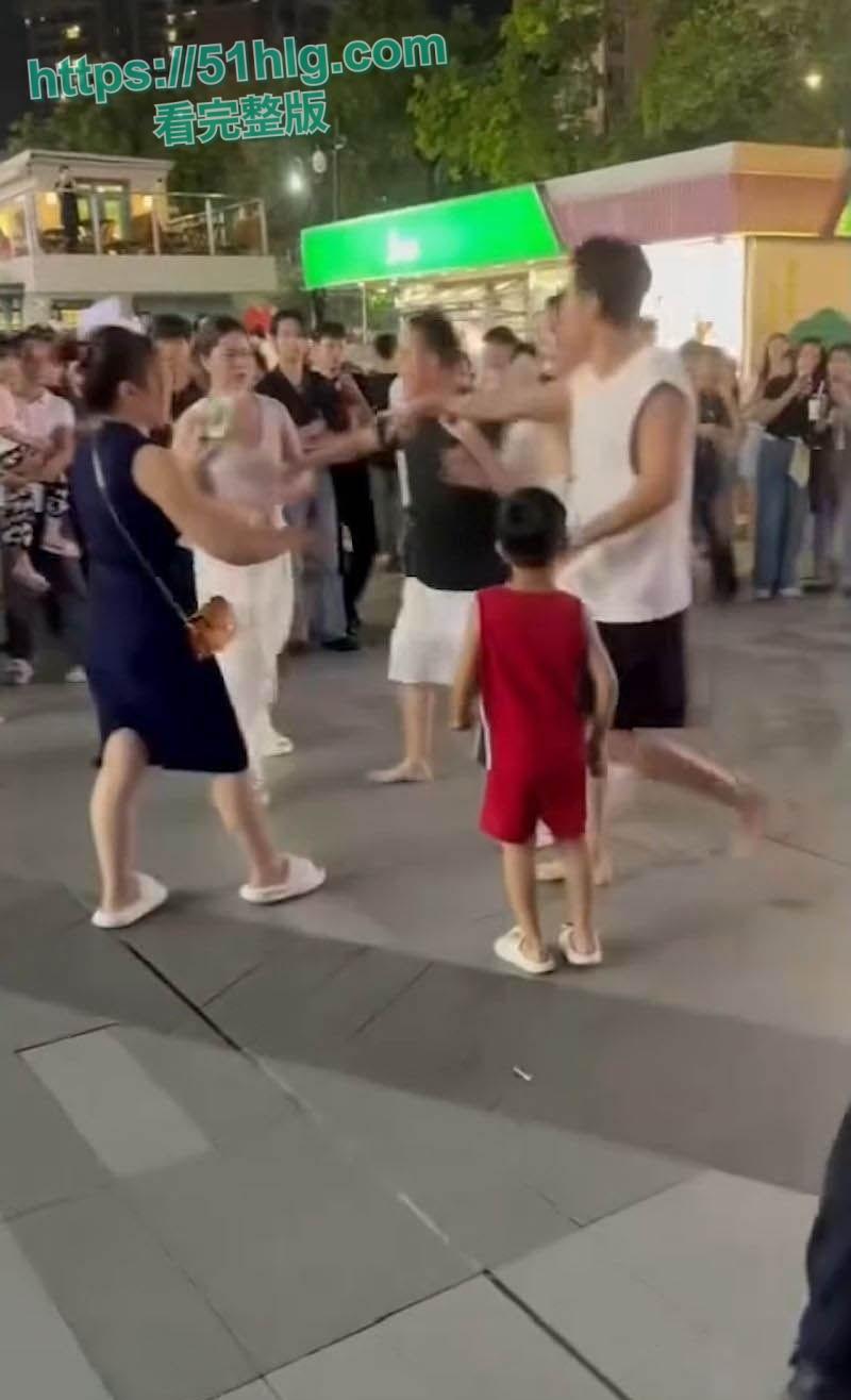 禽兽不如!养了20年的女儿跟男友私奔,养父还被当街暴打晕厥,养女冷眼旁观属实让人心寒-1