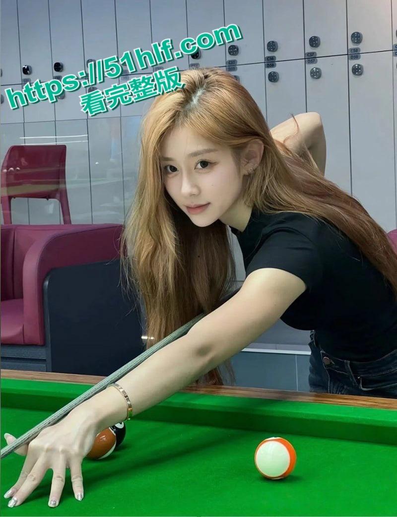 美术学院高颜值女大学生【江晓晓】不雅视频流出，多种情趣内衣大秀诱人胴体，高超口技榨取金主精华！-6