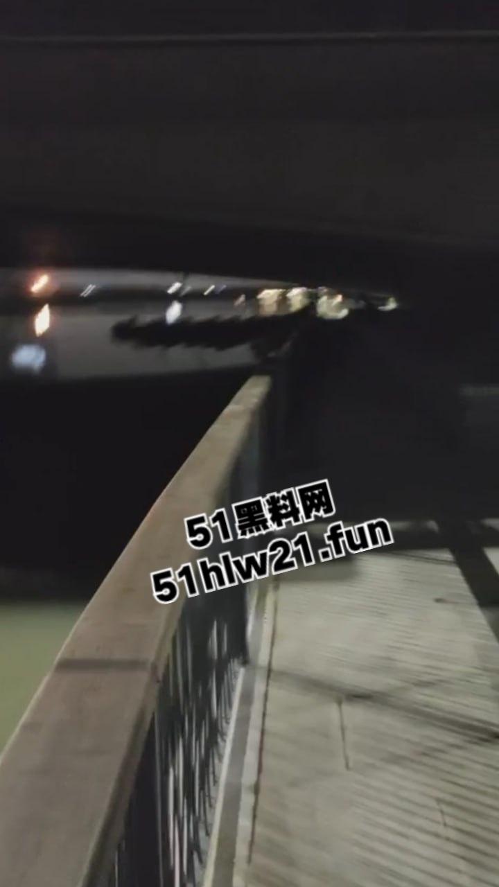 钓鱼佬夜钓惊现尸体,大长腿女尸钓鱼佬也太神奇,除了鱼钓不到以外什么都能钓到!-2