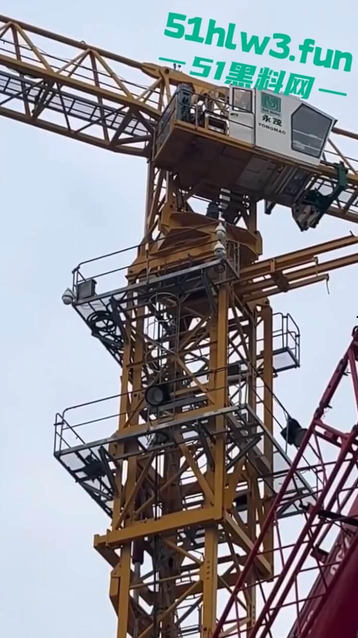 工地师傅叫鸡实录,塔吊大哥叫鸡高空做爱叫声响彻整个工地,又到货车上和司机车震玩的真刺激啊。-2