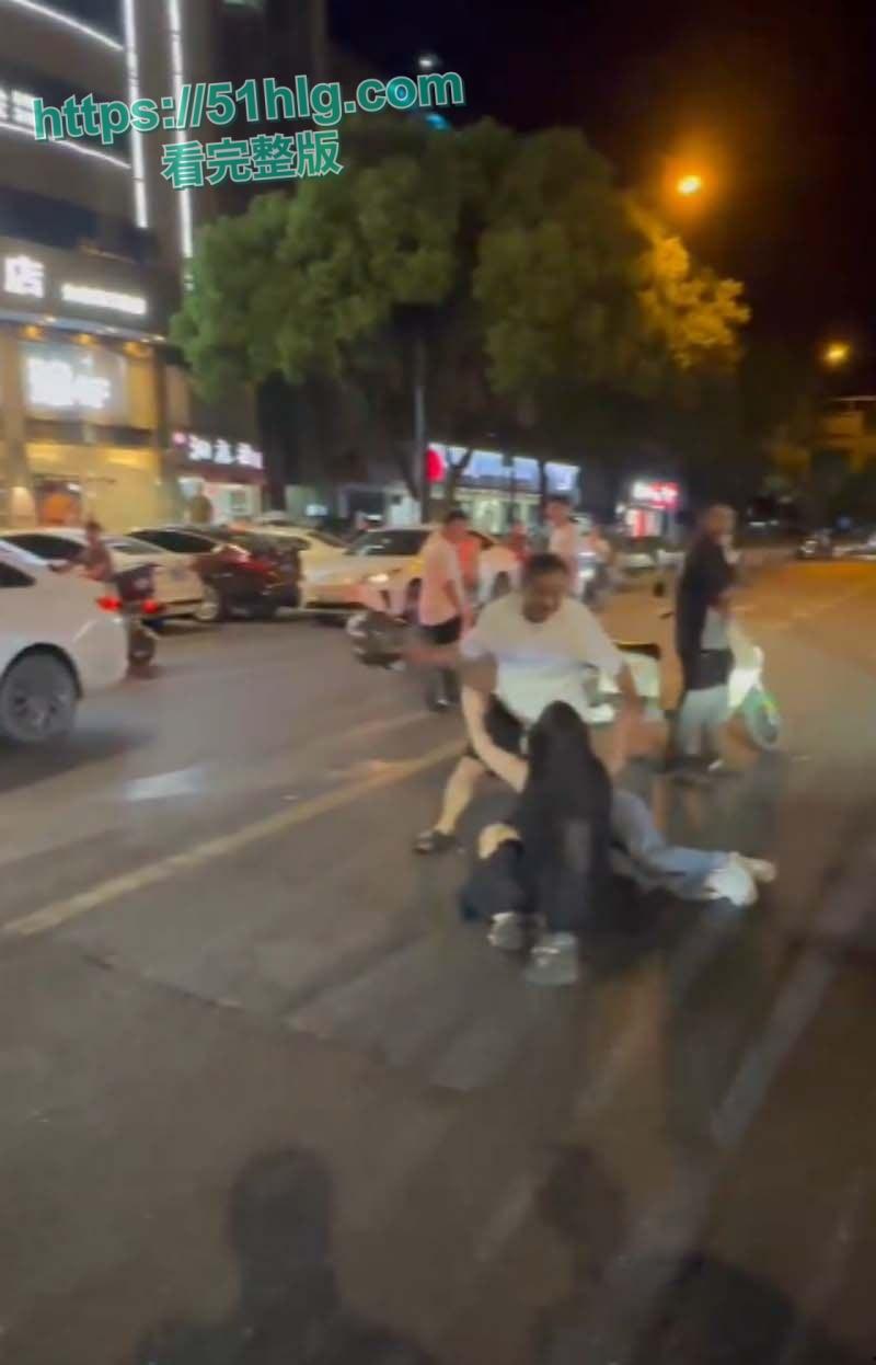 史上最解气抓奸现场!狗男女偷情被原配当街抓包,荡妇保护奸夫被双双暴揍,场面震撼,围观者无不为之动容-6