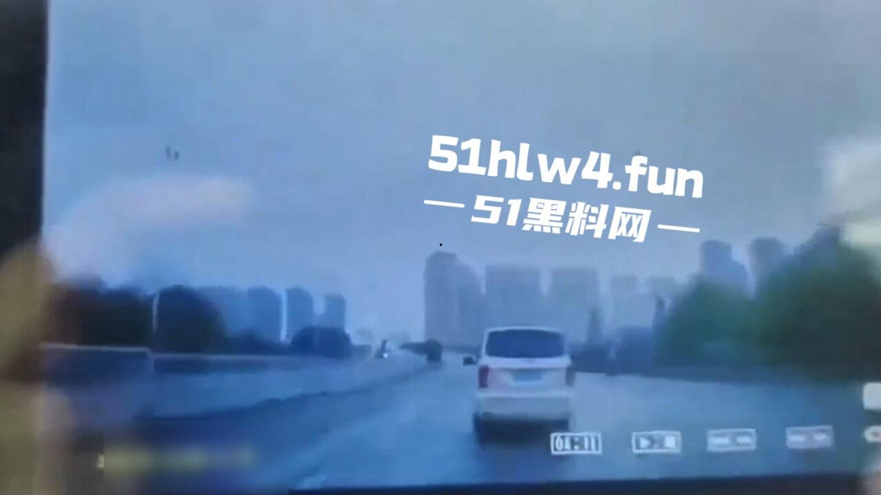 内江资中奇葩车祸五菱宏光加速超车,竟然失控出车祸俩人都变成熊猫脸,看着太搞笑了。-3