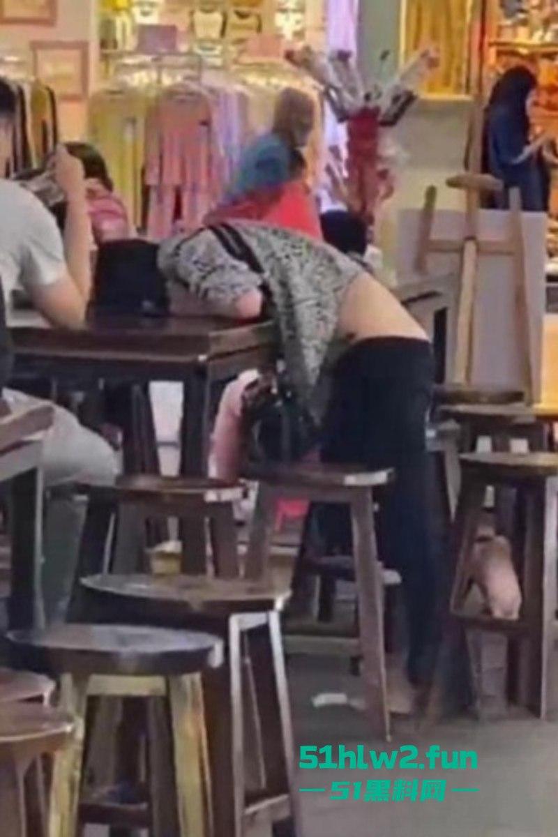 醉酒美女精选合集!上海醉酒女当街脱衣求外国人操她,结果被警方制止并带走!-4