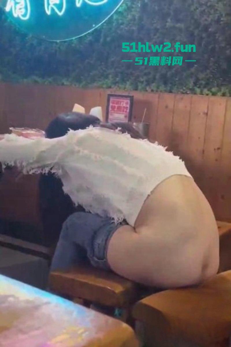 醉酒美女精选合集!上海醉酒女当街脱衣求外国人操她,结果被警方制止并带走!-7