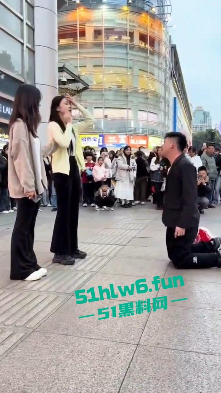 广西南宁顶级舔狗网红,当街表白求婚被美女怒扇耳光,却依旧跪地求婚,第一次见求婚双膝下跪的人才啊!-1