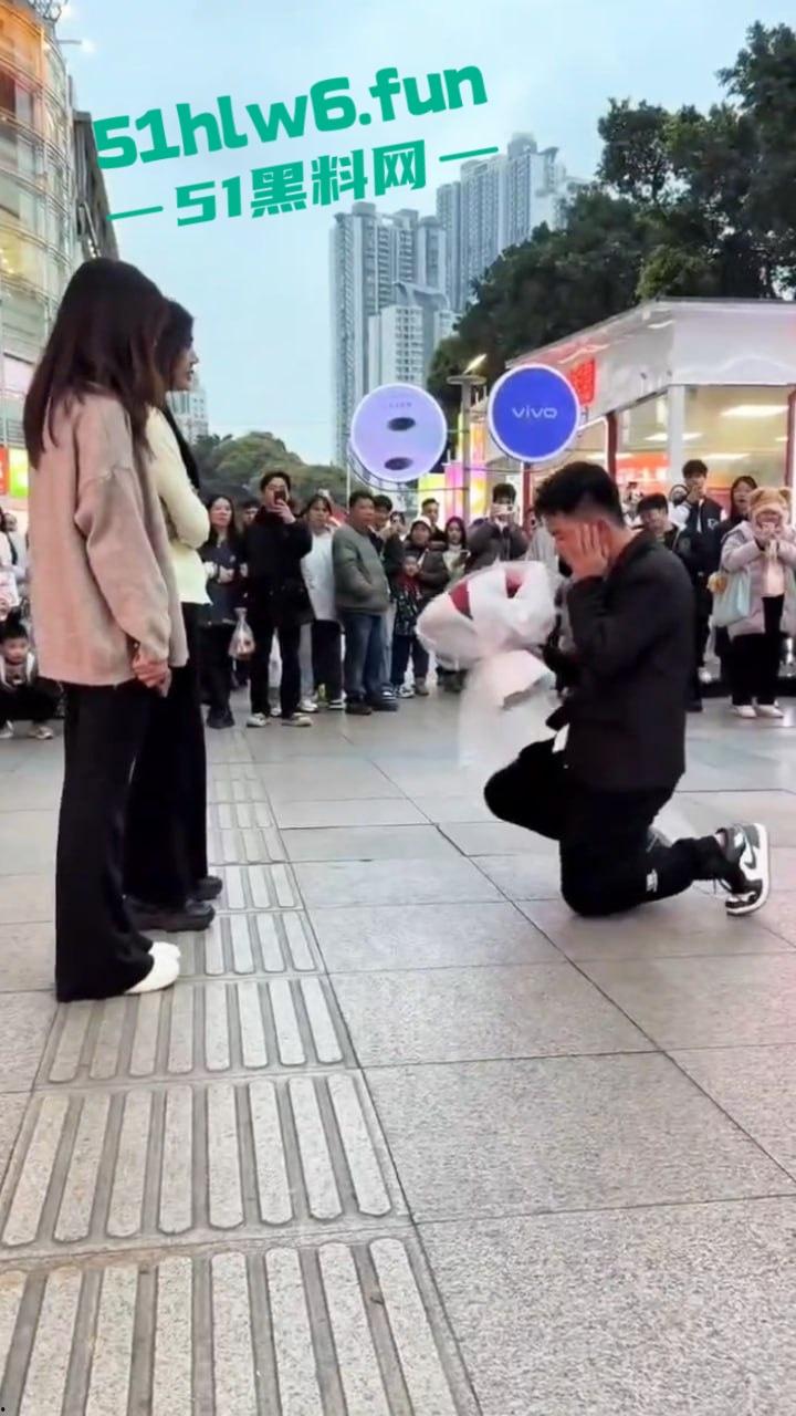 广西南宁顶级舔狗网红,当街表白求婚被美女怒扇耳光,却依旧跪地求婚,第一次见求婚双膝下跪的人才啊!-2