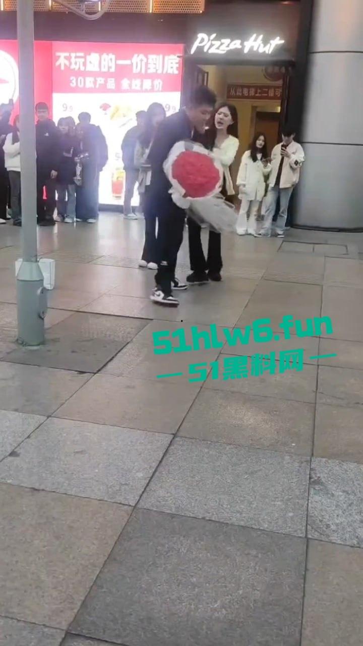 广西南宁顶级舔狗网红,当街表白求婚被美女怒扇耳光,却依旧跪地求婚,第一次见求婚双膝下跪的人才啊!-3
