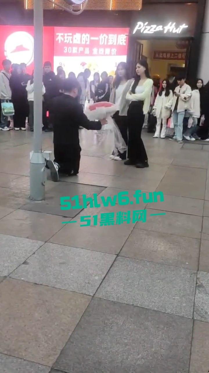 广西南宁顶级舔狗网红,当街表白求婚被美女怒扇耳光,却依旧跪地求婚,第一次见求婚双膝下跪的人才啊!-4