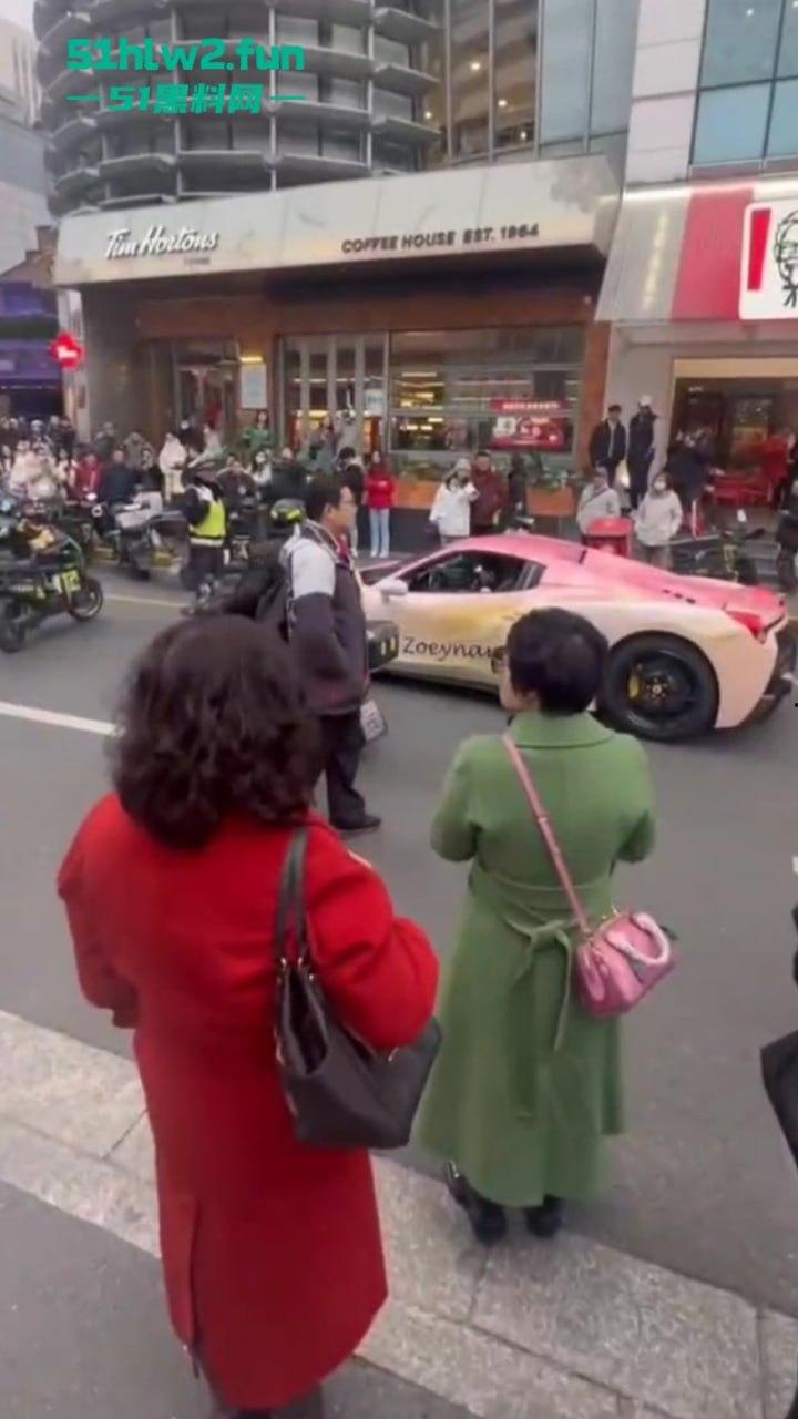 玩大了！抖音女网红【周艺zoyenana】为博眼球开法拉利横冲直撞玩炫富，被警察连人带车一起押走。-1
