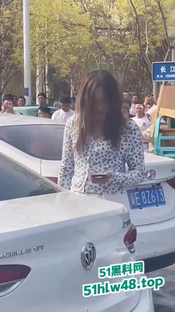 河北邢台最蠢原配,带姐妹家人砸车抓小三被吓的车里不敢出来,结果被玻璃划伤原配遭刑拘。-1