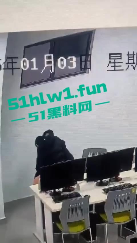 郑州商学院大瓜!一对情侣饥渴难耐在学院内多媒体室啪啪,监控下50秒激情视频曝光。-3