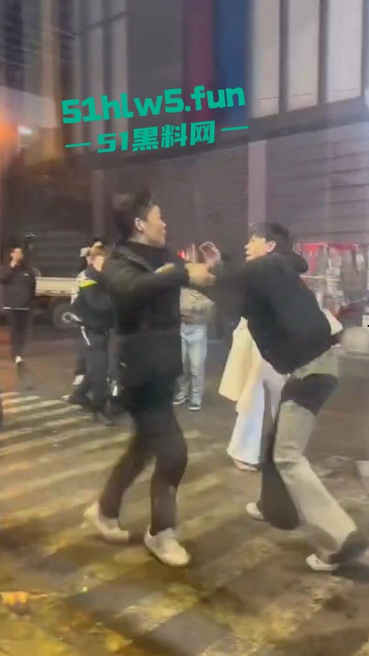 以父爱之名,暴揍精神小伙,沈阳某饭店门口渣男玩弄大叔的女儿,爱女心切叫人当街暴揍渣男。-1