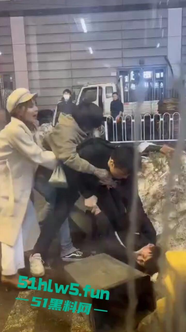 以父爱之名,暴揍精神小伙,沈阳某饭店门口渣男玩弄大叔的女儿,爱女心切叫人当街暴揍渣男。-3