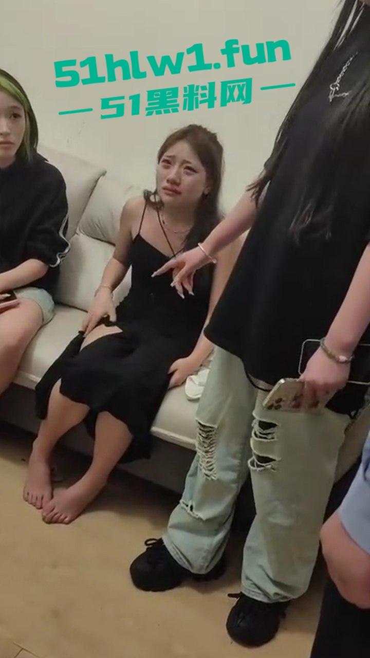 大神附近约炮长腿学生妹,因为鸡巴太大太猛,给小姐姐操跑了,还被强行拉回来继续操,小姐姐直接选择报警。-2