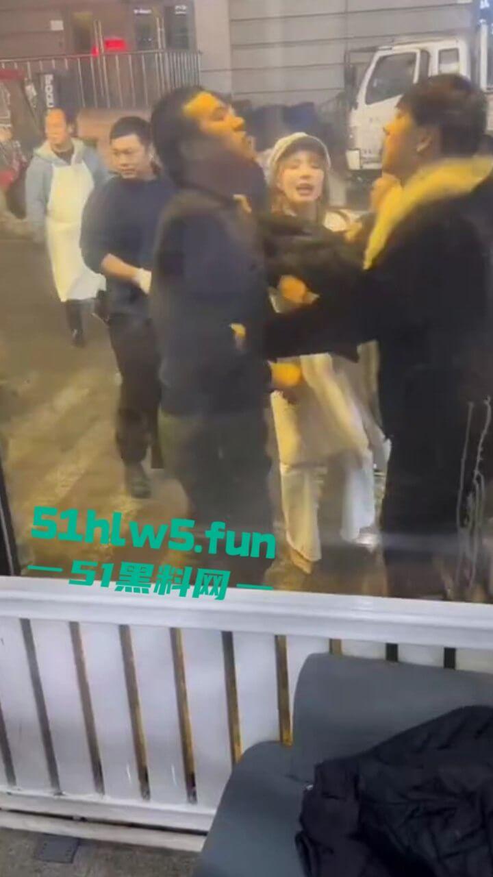 以父爱之名,暴揍精神小伙,沈阳某饭店门口渣男玩弄大叔的女儿,爱女心切叫人当街暴揍渣男。-6