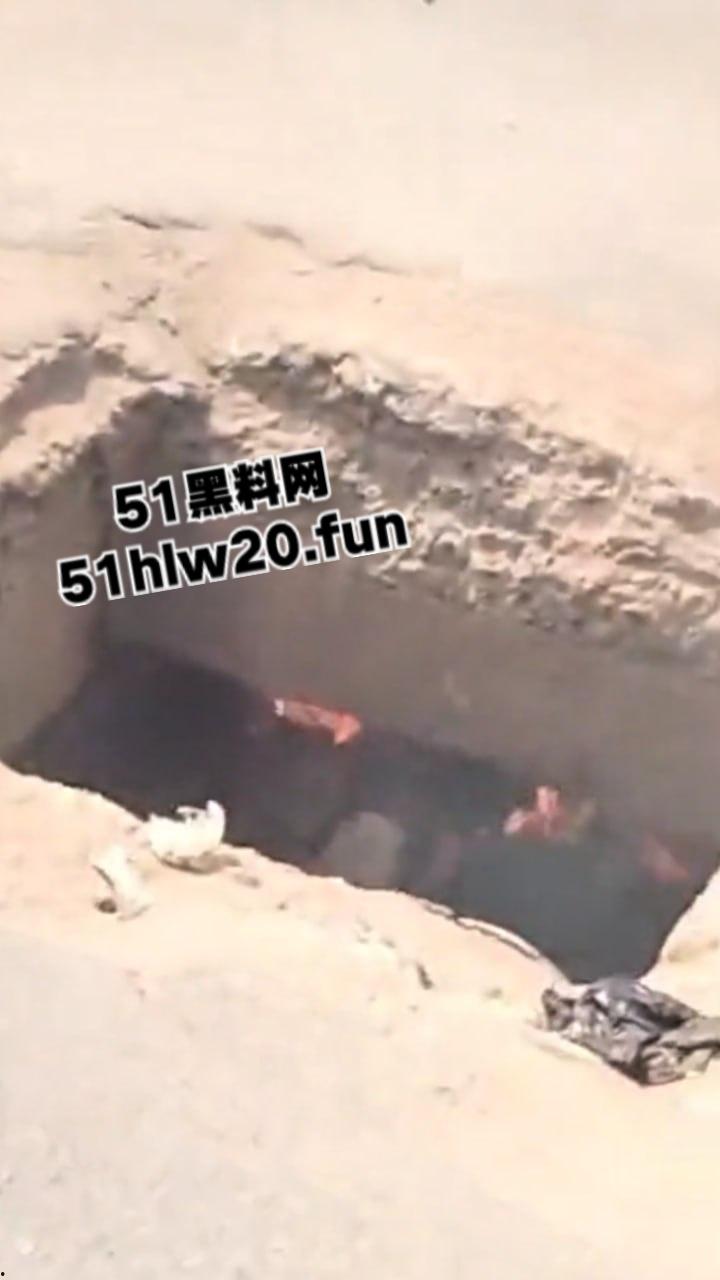 尼日利亚私刑现场,暴徒试图抢夺三轮车失败围观群众拒绝报警,改用私刑套轮胎烧人现场视频曝光。-7