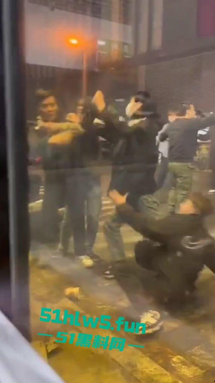 以父爱之名,暴揍精神小伙,沈阳某饭店门口渣男玩弄大叔的女儿,爱女心切叫人当街暴揍渣男。-7