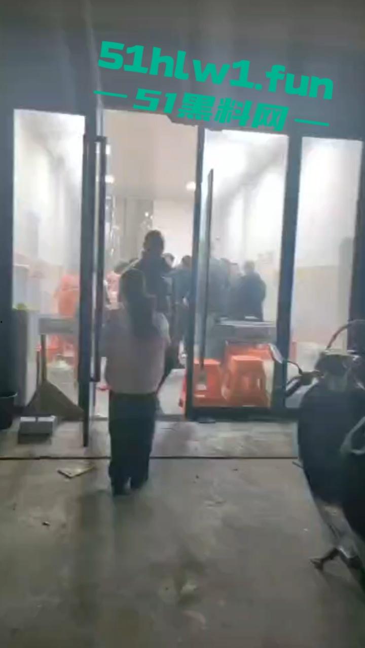 臭棋篓子太没牌品!男子打麻将被自摸胡牌 记恨对家没有碰 愤而打砸麻将馆!-1