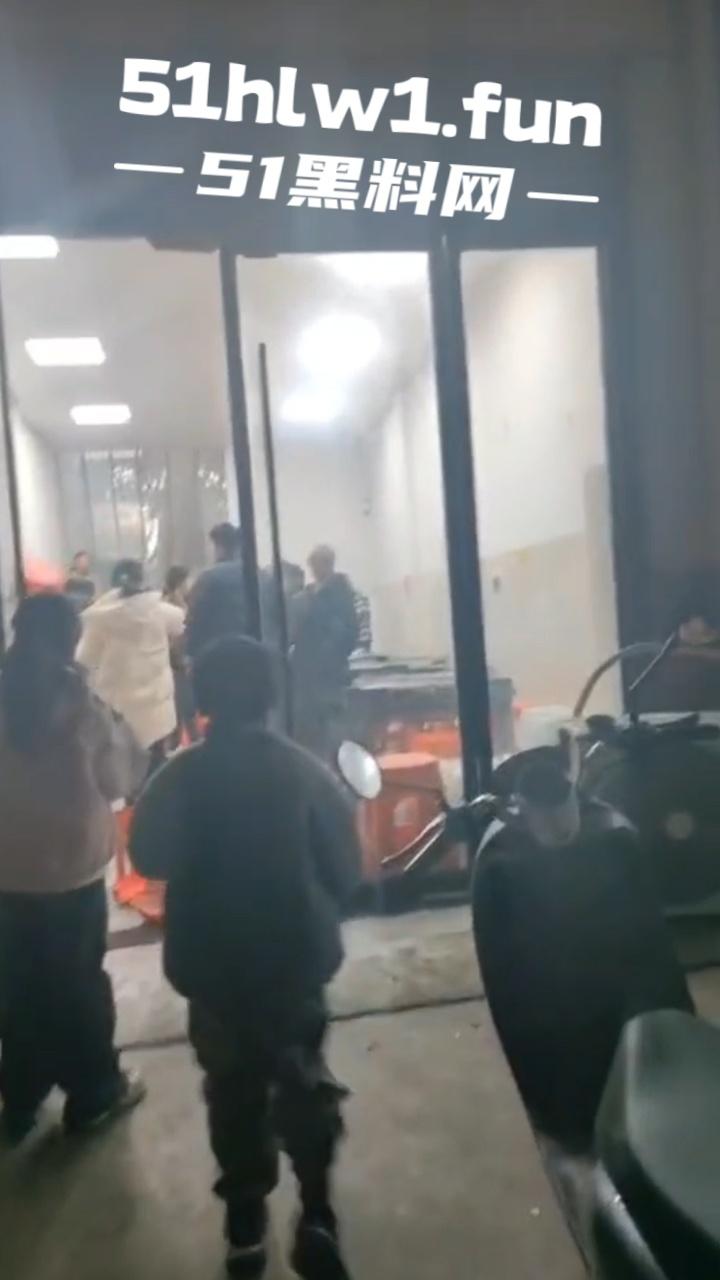 臭棋篓子太没牌品!男子打麻将被自摸胡牌 记恨对家没有碰 愤而打砸麻将馆!-3