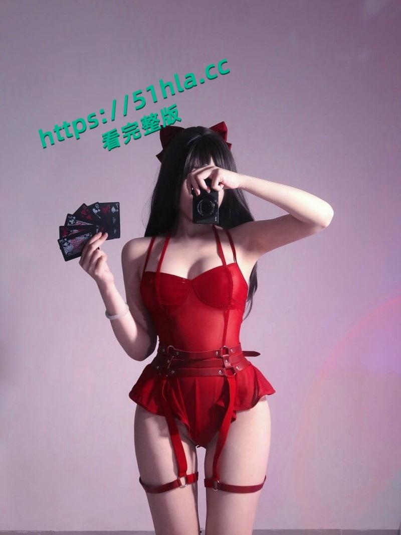 极品白虎福利姬【高桥千凛】情趣装Cos红色魔术师，掰唇展示顶级白虎嫩穴！-2