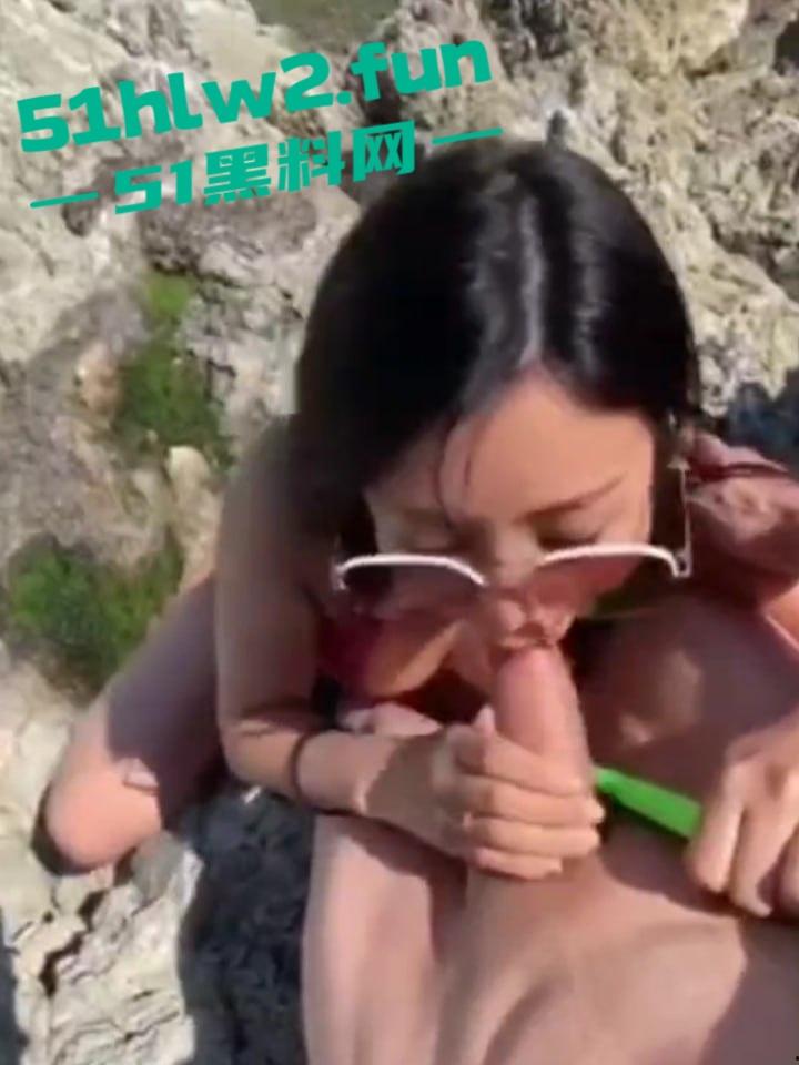 台湾ins博主在车上玩露出被司机行车记录仪拍下来,胁迫女博主卖力口交上位吞精。-4