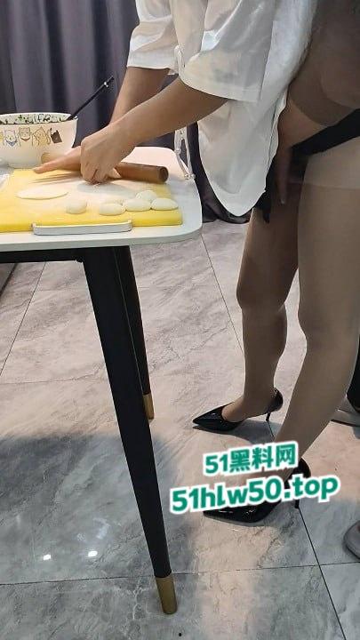 乱伦系列之母子,单身骚妈微博发亲吻照宣示亲儿使用权,居家做爱后入肥臀边包饺子边授精。-5