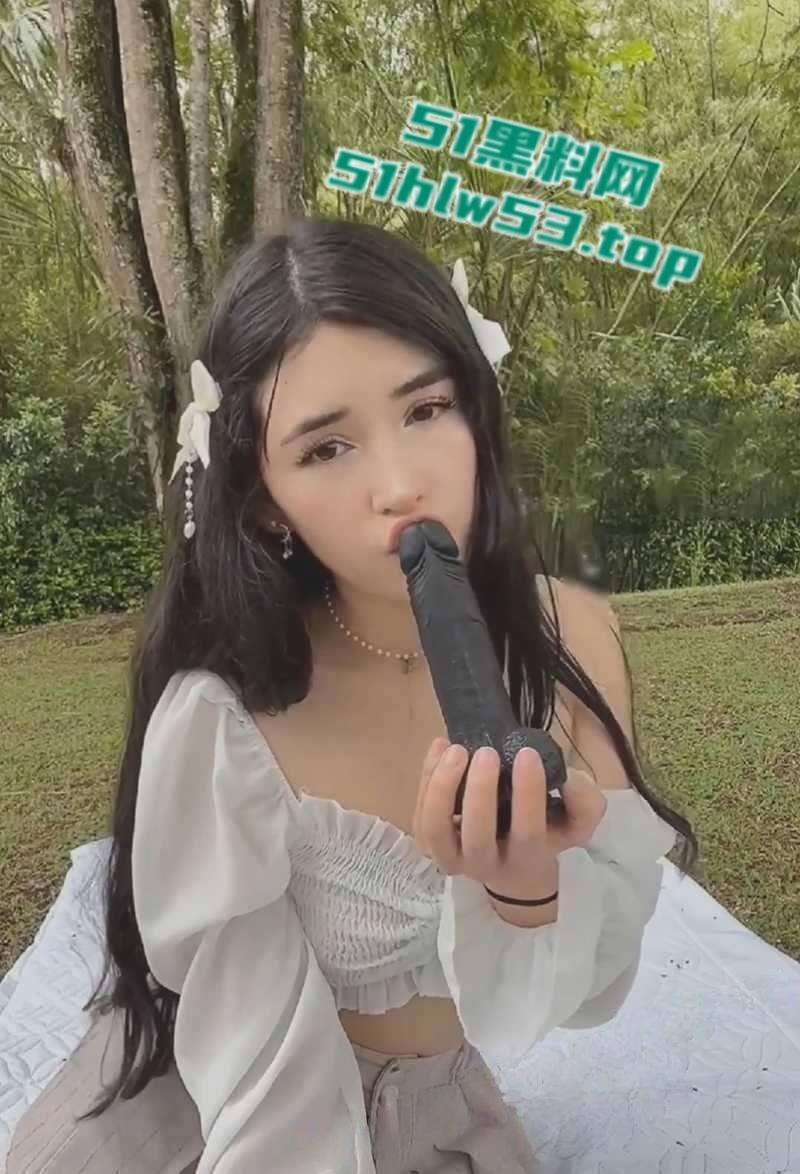 TikTok中美混血网红【Catsara】下海黄片流出，绝美尤物车震抠逼自慰，户外露出骑乘假屌！-1