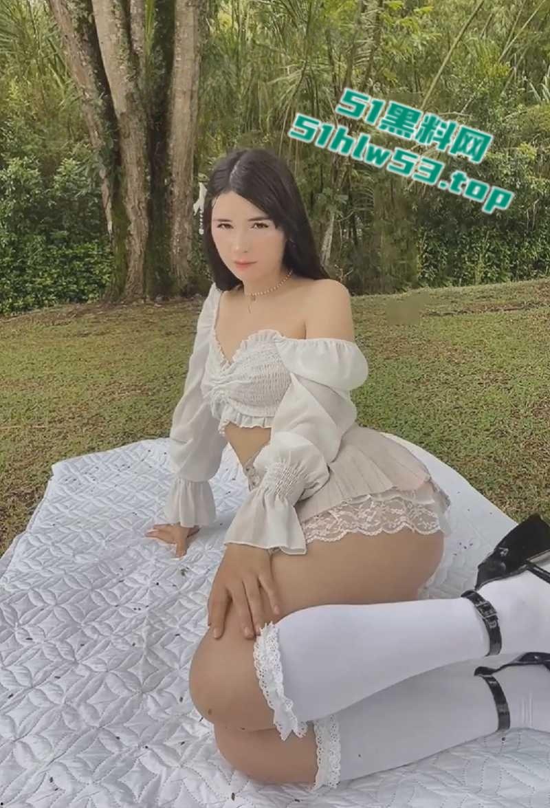 TikTok中美混血网红【Catsara】下海黄片流出，绝美尤物车震抠逼自慰，户外露出骑乘假屌！-3