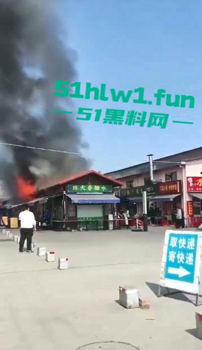 广西钦州北部湾大学城一糖水铺 因小孩放鞭炮引发火灾 现场浓烟滚滚真是造孽!-1