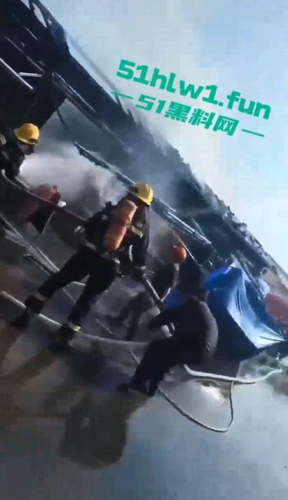 广西钦州北部湾大学城一糖水铺 因小孩放鞭炮引发火灾 现场浓烟滚滚真是造孽!-3