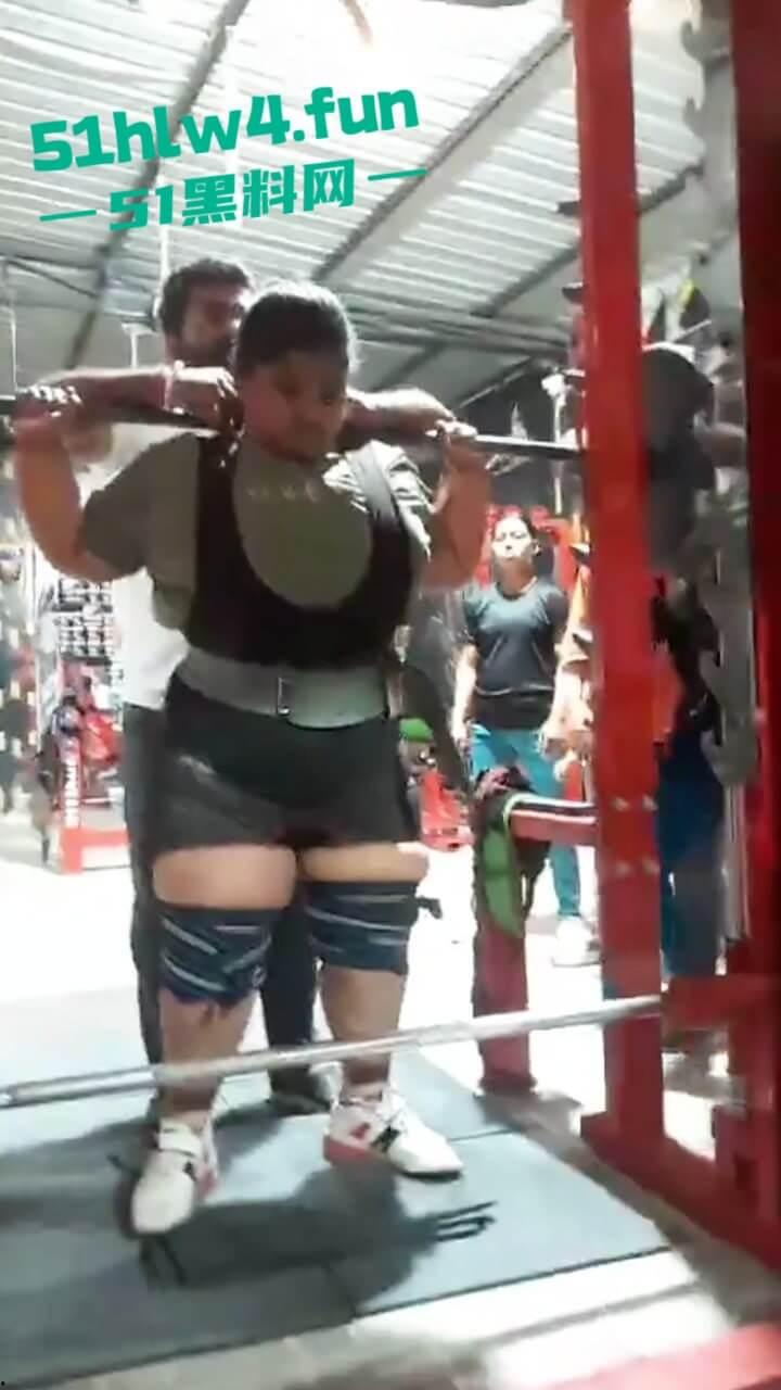 印度17岁举重运动员【YashtikaAcharya】在训练时失去平衡,活生生被270公斤杠铃压死现场视频流出。-1