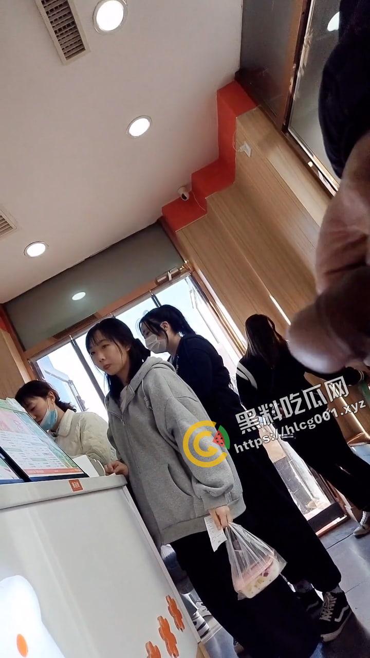 国产大变态 街射篇 速射通关达人 专门挑街头的年轻路人妹子露屌 主打一个真实 (四)-9