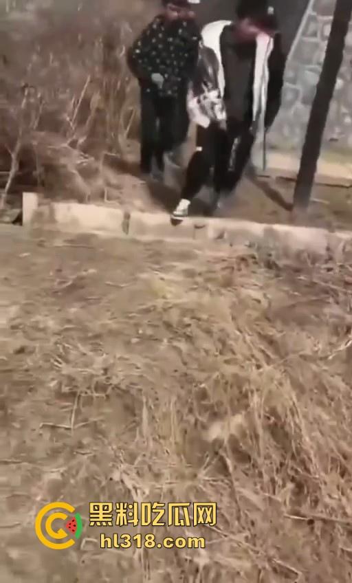 少数民族小学生打架群殴现场曝光,年轻少年手持铁棍殴打,拳打脚踢围追堵截,欺负小朋友啊 ?-2