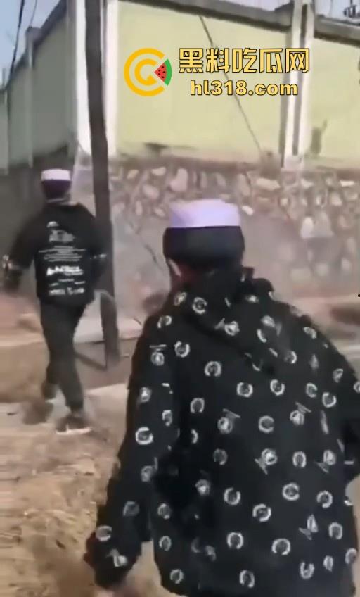 少数民族小学生打架群殴现场曝光,年轻少年手持铁棍殴打,拳打脚踢围追堵截,欺负小朋友啊 ?-3