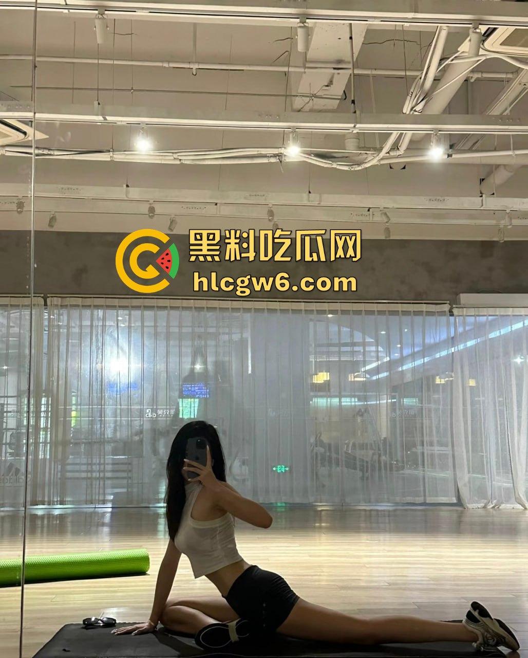 武汉『李雪 』被料友约炮开房,一边被日一边给爸打电话,大哥怒开暴力打桩模式,奶子晃得连她爸都听见了!-1