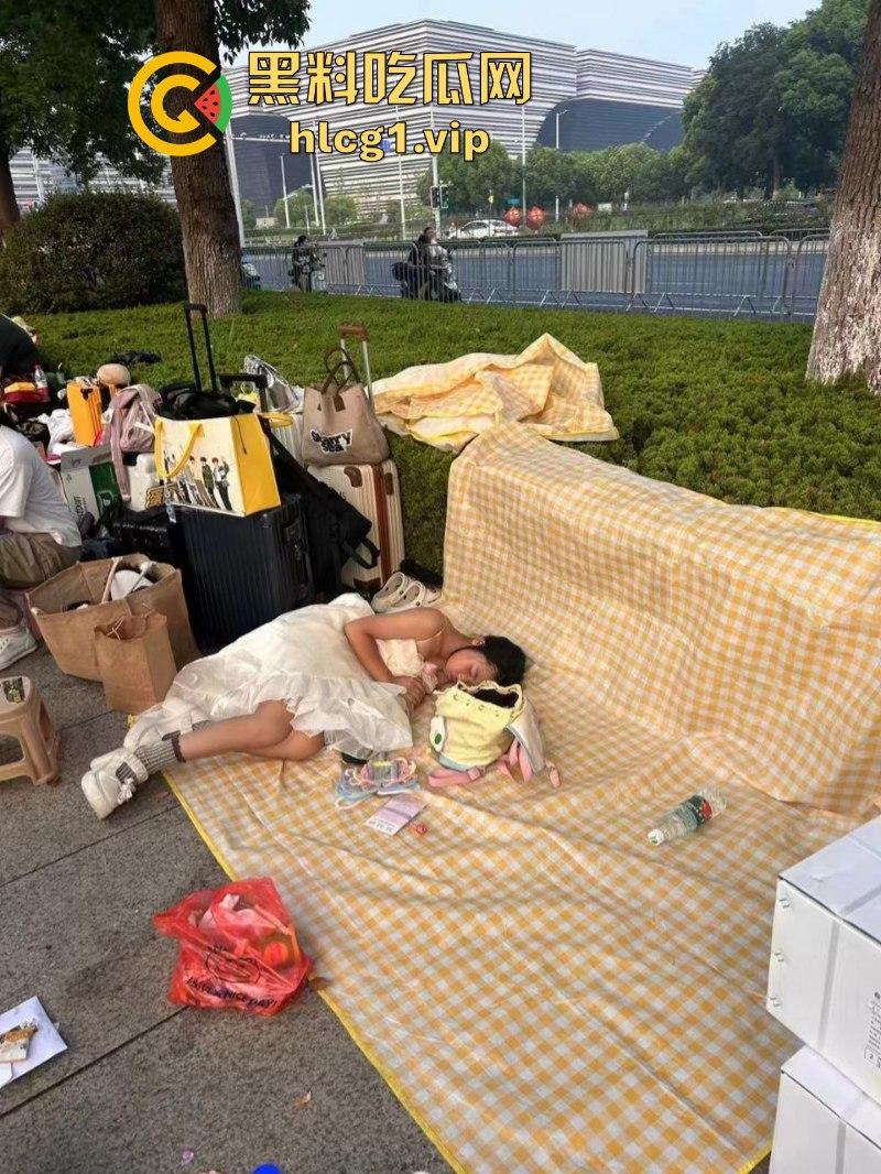 时代少年团真不愧是内娱顶流!此刻常州奥体的外场气氛嗨到堪比演唱会现场!-4