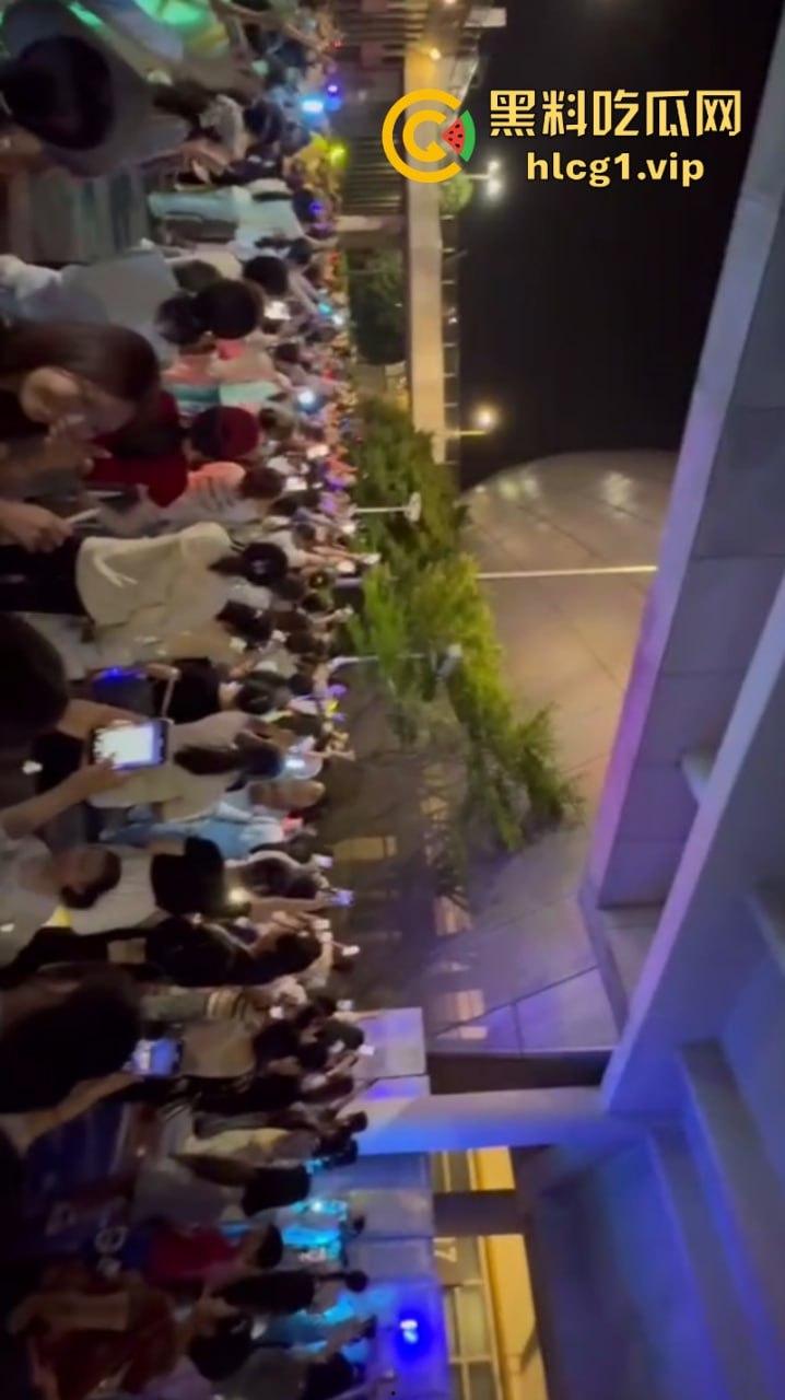 时代少年团真不愧是内娱顶流!此刻常州奥体的外场气氛嗨到堪比演唱会现场!-6