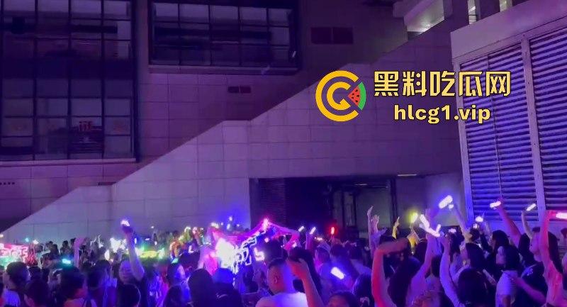 时代少年团真不愧是内娱顶流!此刻常州奥体的外场气氛嗨到堪比演唱会现场!-8