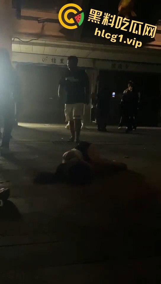 精神小妹吵架上演真狠人！一瓶爆头不解气，举起锤子还要补刀！-5