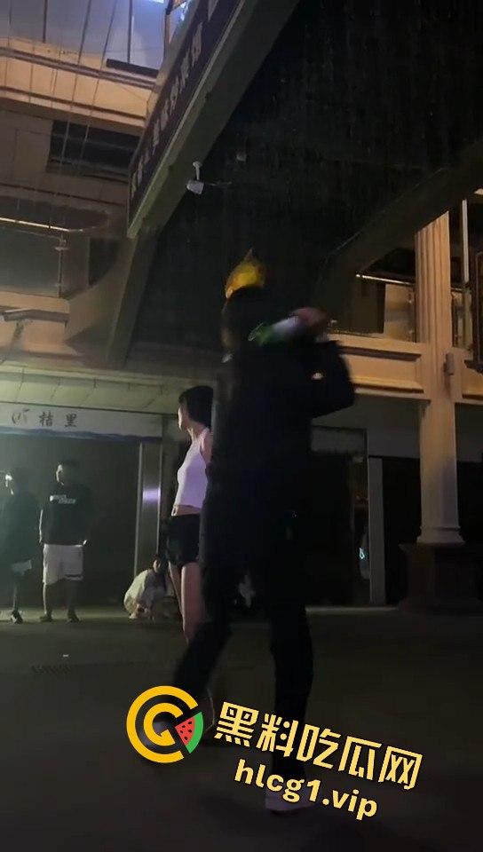 精神小妹吵架上演真狠人！一瓶爆头不解气，举起锤子还要补刀！-9