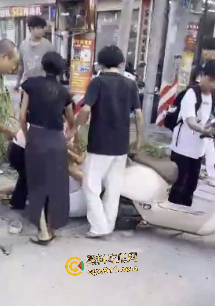揭阳鬼火少年路边互殴,少妇大妈直接乱入拉架,平头小伙头破血流还反骂少妇影响发挥!-2