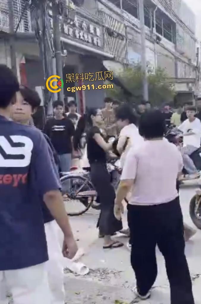 揭阳鬼火少年路边互殴,少妇大妈直接乱入拉架,平头小伙头破血流还反骂少妇影响发挥!-6