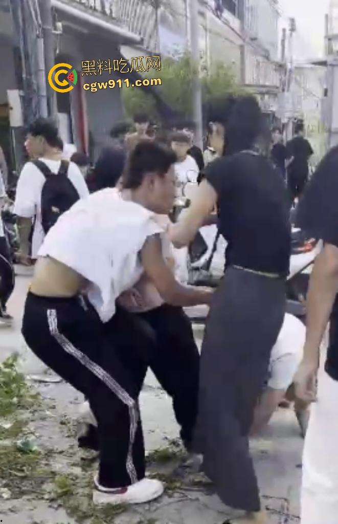 揭阳鬼火少年路边互殴,少妇大妈直接乱入拉架,平头小伙头破血流还反骂少妇影响发挥!-8